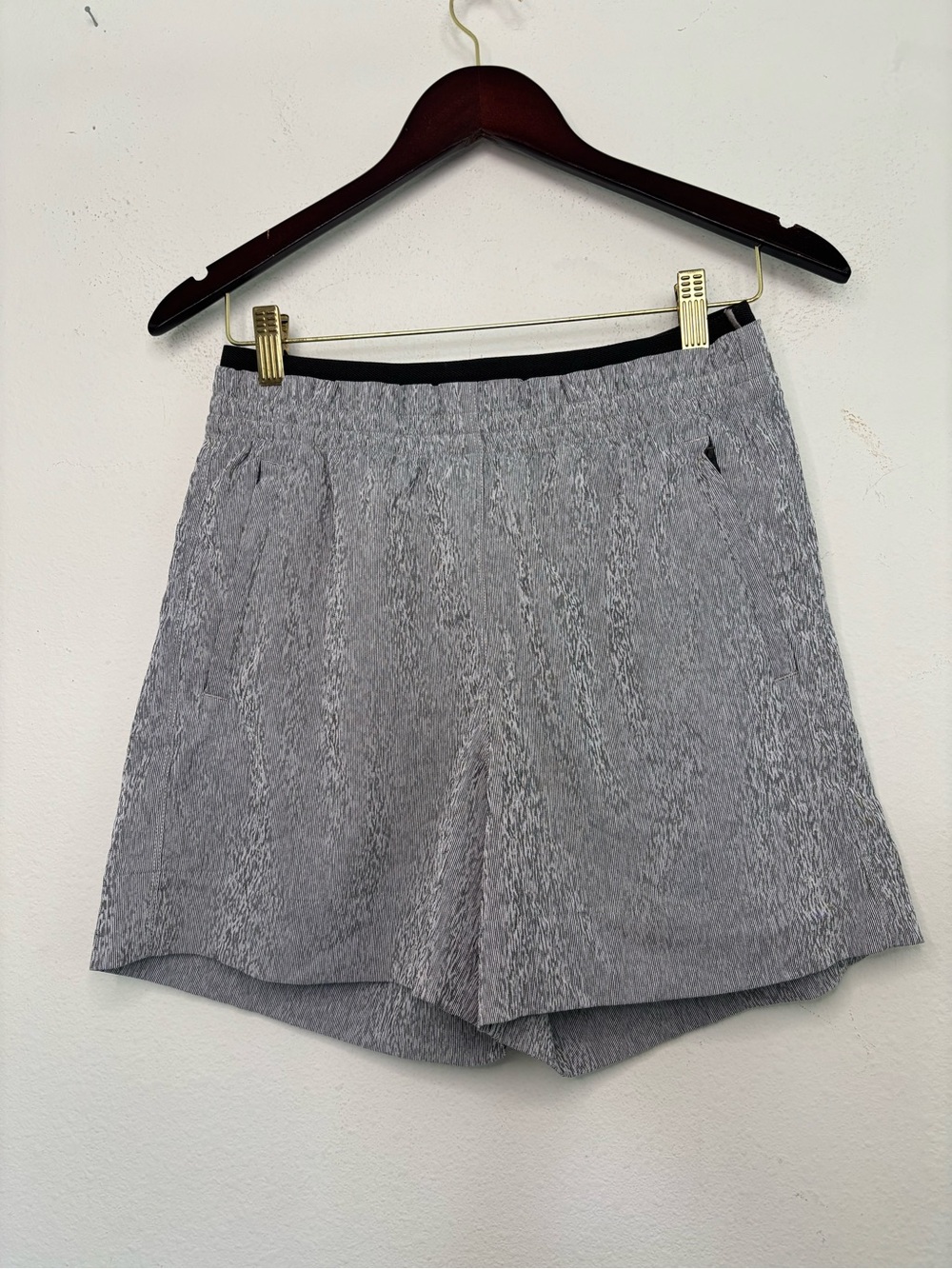 ATHLETA GREY PRINTED LONG LINED RUNNING SHORTS SZ 6